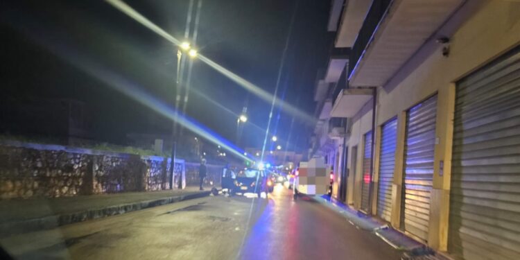 Tampona e investe un ciclista a Polla. Indagano gli agenti della Polizia locale