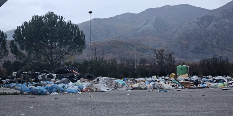 Discariche abusive nelle aree di servizio in disuso lungo il rettilineo tra Atena e San Pietro
