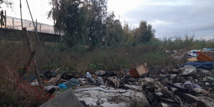 Amianto e rifiuti abbandonati a Pontecagnano: la segnalazione dei cittadini