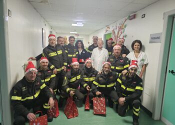 “Regaliamo un sorriso”, la visita speciale dei vigili del fuoco ai pazienti di Pediatria di Polla