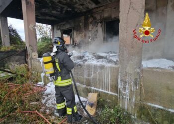 Incendio a Scafati: fiamme in un ex cotonificio abbandonato usato come discarica