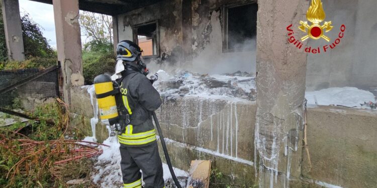 Incendio a Scafati: fiamme in un ex cotonificio abbandonato usato come discarica