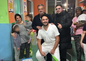 Musica e solidarietà: Francesco Ippolito porta sorrisi ai bambini del Luigi Curto di Polla con una donazione speciale