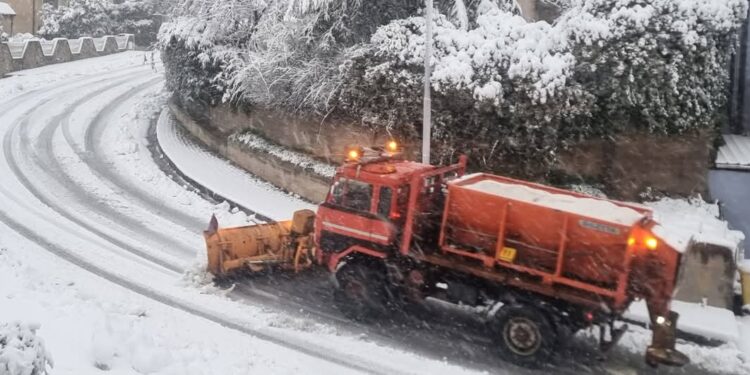 Neve a Caggiano, in azione i mezzi spargisale