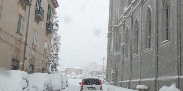 Intensa nevicata a Montesano sulla Marcellana. Domani probabile chiusura delle scuole di Tardiano e del Capoluogo