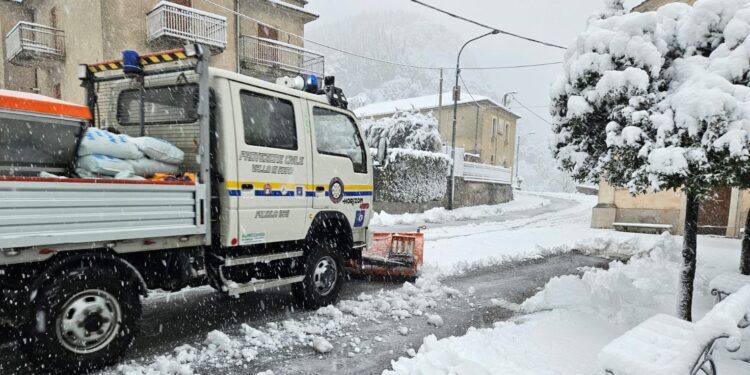 Padula sotto la neve: Protezione Civile in azione con spazzaneve, spargisale e soccorsi tecnici