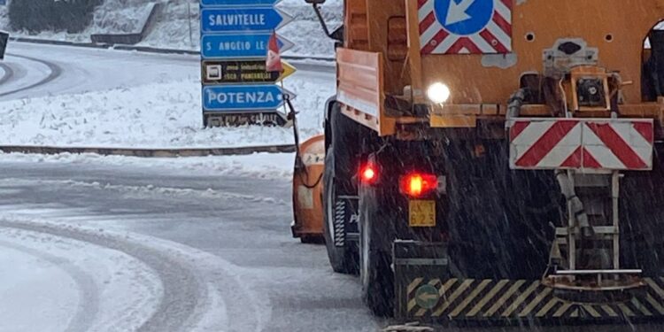 Neve nel salernitano ed avellinese: ancora a lavoro i mezzi Anas