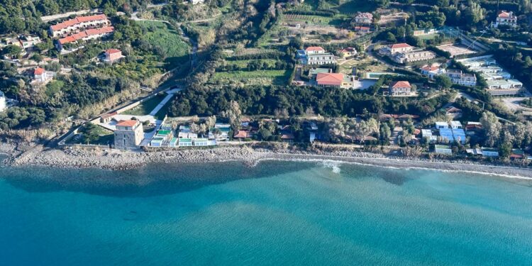 Lavori abusivi sulla costa: sequestrata struttura ricettiva a San Mauro Cilento