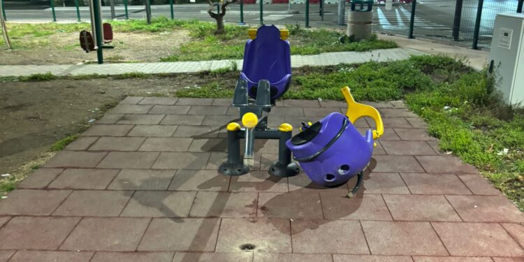 Vandali al parco giochi del Mc Donald’s: rotte le giostrine per disabili