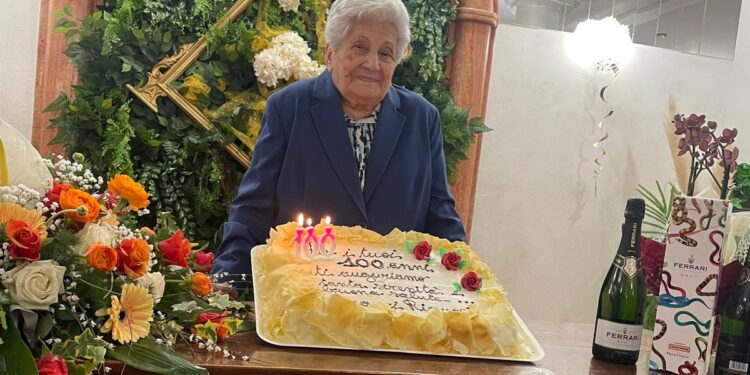 Nonna Rinuccia compie 100 anni: comunità di Sant’Arsenio in festa