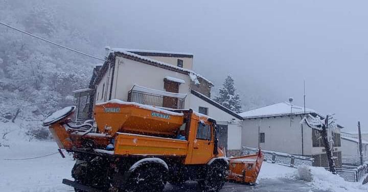 Alberi caduti e strade bloccate, tanti i disagi causati dalla neve in Basilicata