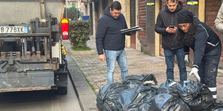 A Salerno la lotta ai sacchi neri per il conferimento dei rifiuti: sanzionate alcune attività