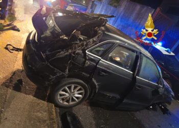 Un’auto distrugge una ringhiera a Cava de’ Tirreni. Un’altra vettura contro un cabina del gas a Sala Consilina