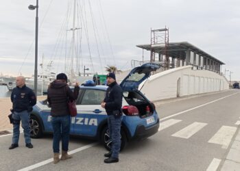 Si barrica in un locale e sequestra la moglie a Salerno: l’esercitazione della Polizia di Stato a Marina d’Arechi