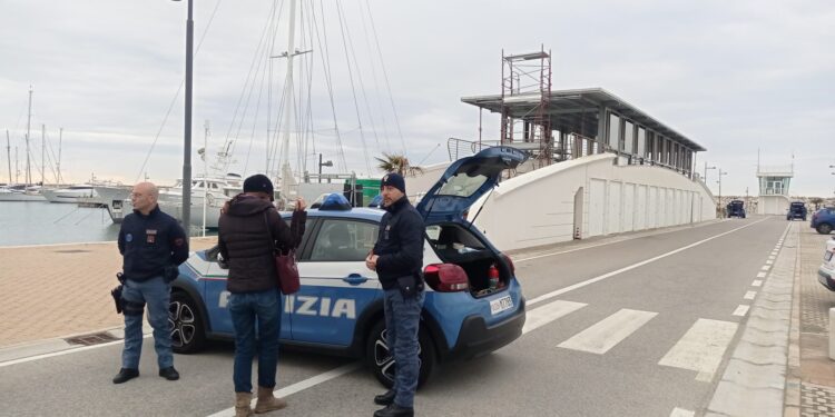Si barrica in un locale e sequestra la moglie a Salerno: l’esercitazione della Polizia di Stato a Marina d’Arechi