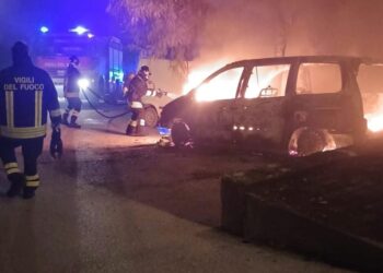 Balvano. Due auto in fiamme nel cuore della notte, si indaga