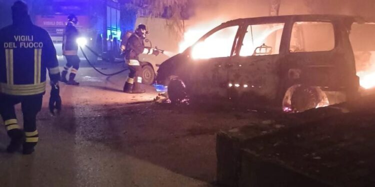 Balvano. Due auto in fiamme nel cuore della notte, si indaga