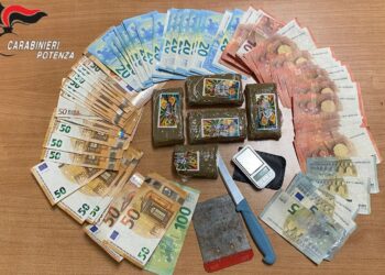 Arrestato pusher in pieno centro a Potenza: sequestrati 470 grammi di hashish