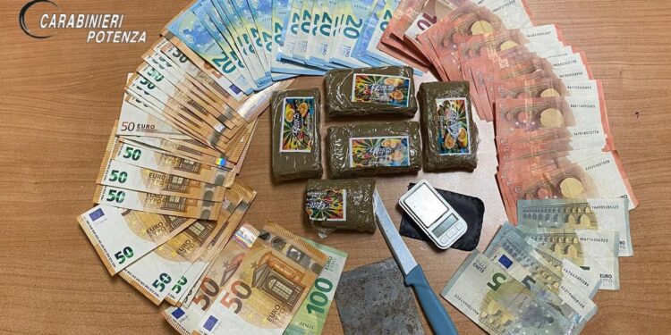 Arrestato pusher in pieno centro a Potenza: sequestrati 470 grammi di hashish