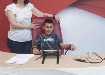 Domenico conduce la puntata di stasera di Italia2kidz