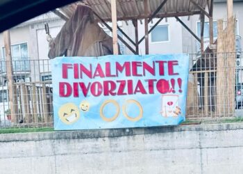 “Finalmente divorziato”. Ad Agropoli spunta lo striscione ed è subito virale