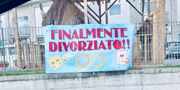 “Finalmente divorziato”. Ad Agropoli spunta lo striscione ed è subito virale