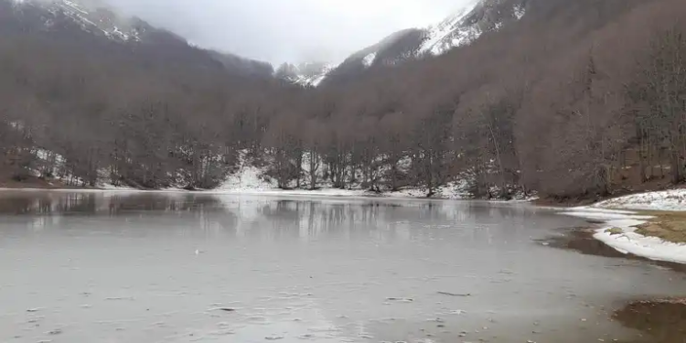 Troppa gente si avventura sul lago Laudemio ghiacciato: disposto il divieto di accesso