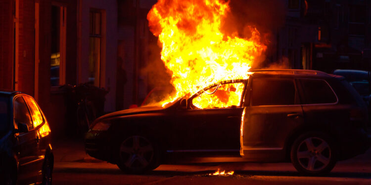 Incendiarono l’auto di un carabiniere a Pignola: due arresti. Accusati di metodo mafioso