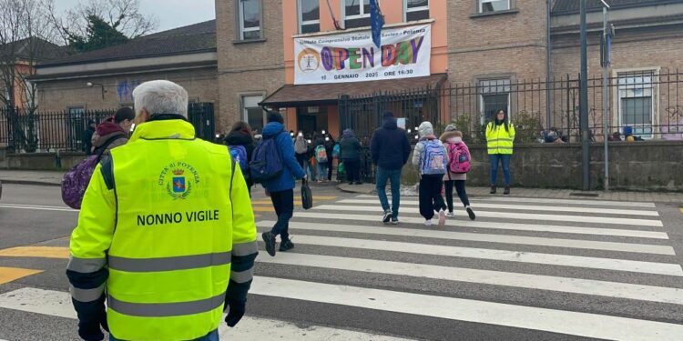 Potenza: 20 “Nonni vigile” dinanzi alle scuole della città