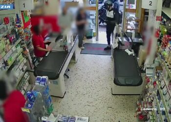Due rapine in supermercati di Salerno: due giovani arrestati, aveva colpito armati di pistola