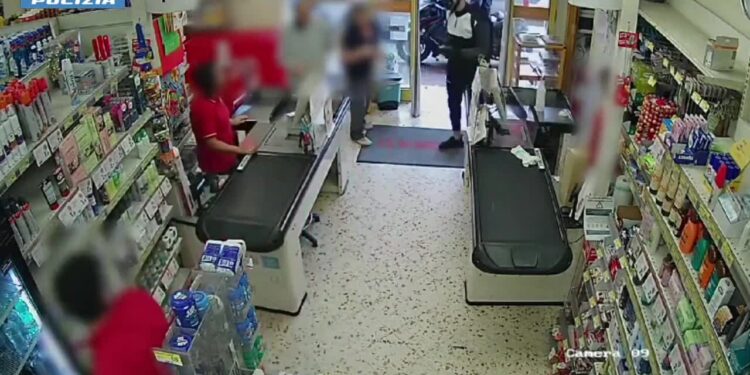 Due rapine in supermercati di Salerno: due giovani arrestati, aveva colpito armati di pistola