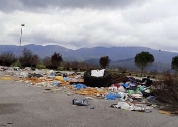 Rifiuti nelle aree di servizio (sotto sequestro) sul rettilineo di San Marzano. Insorgono Sant’Arsenio e San Pietro