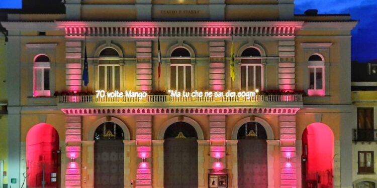 Il Giro d’Italia fa tappa a Potenza: il Teatro Stabile si tinge di rosa