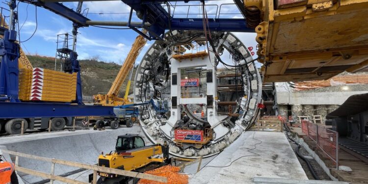 Continua l’assemblaggio della maxi trivella per la galleria Saginara dell’Alta Velocità Salerno- Reggio Calabria