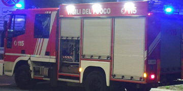 Incendio nella notte nel quartiere “Macchia Romana” a Potenza: 3 auto distrutte dalle fiamme