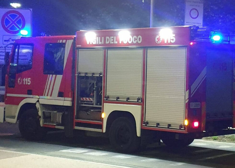 Incendio nella notte nel quartiere “Macchia Romana” a Potenza: 3 auto distrutte dalle fiamme