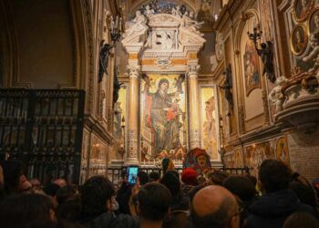 La “Juta dei Femminielli” a Montevergine: fede e diritti lgbtq+. Disagi dei trasporti per la troppa folla.