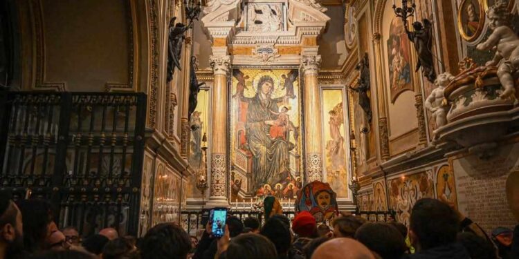 La “Juta dei Femminielli” a Montevergine: fede e diritti lgbtq+. Disagi dei trasporti per la troppa folla.