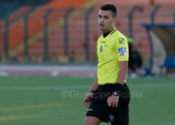 Gerardo Rosa arbitro alla Elite Neon Cup: un traguardo internazionale per la Sezione “Parrella” di Sala Consilina
