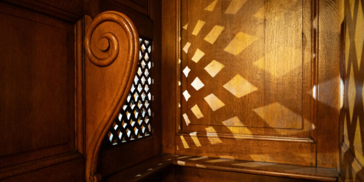 Confessava e assolveva i fedeli ma non era un prete: denunciato 44enne a Pompei