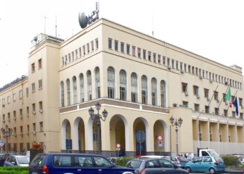 Salerno. Tensione davanti alla Questura: rinvenuta una “cipolla” pirotecnica scambiata per un ordigno