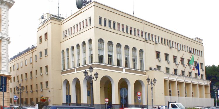 Salerno. Tensione davanti alla Questura: rinvenuta una “cipolla” pirotecnica scambiata per un ordigno