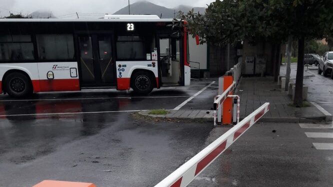 Autista di BusItalia aggredito a Salerno da un passeggero: arrestato un 27enne