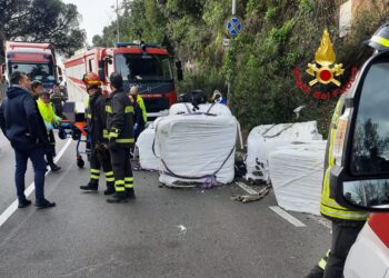 Camion perde il carico di ecoballe e travolge ciclisti a Salerno: un morto ed un ferito grave