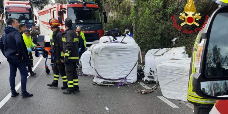 Camion perde il carico di ecoballe e travolge ciclisti a Salerno: un morto ed un ferito grave