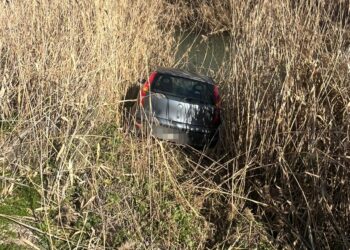 Teggiano: finisce con l’auto in un canale. Paura per un uomo