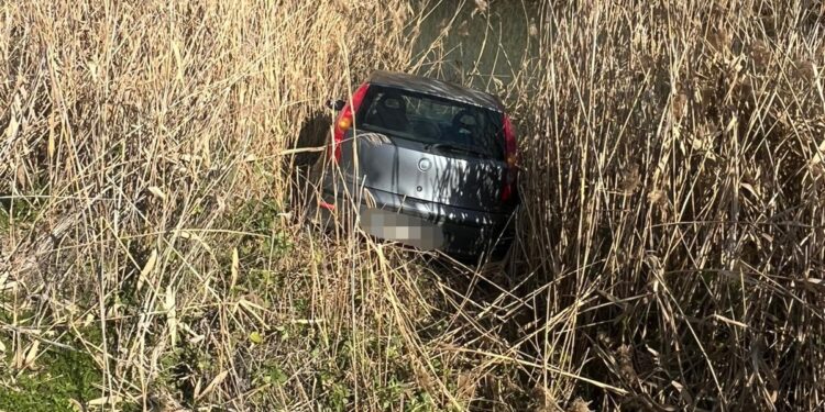 Teggiano: finisce con l’auto in un canale. Paura per un uomo
