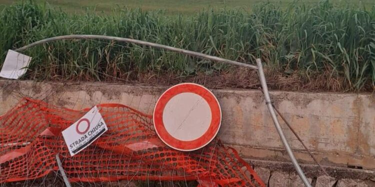 Strada chiusa per pericolo frana a Sicignano: ignoti tolgono la segnaletica e la attraversano. L’indignazione del sindaco