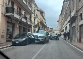 Sala Consilina: auto piomba su un’altra parcheggiata. Traffico rallentato in via Matteotti