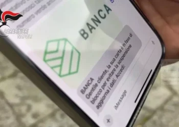 Scoperta una centrale operativa per truffe online nel cuore di Napoli: denunciato un 27enne